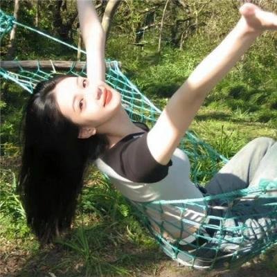 一个唱歌，另一个不唱歌